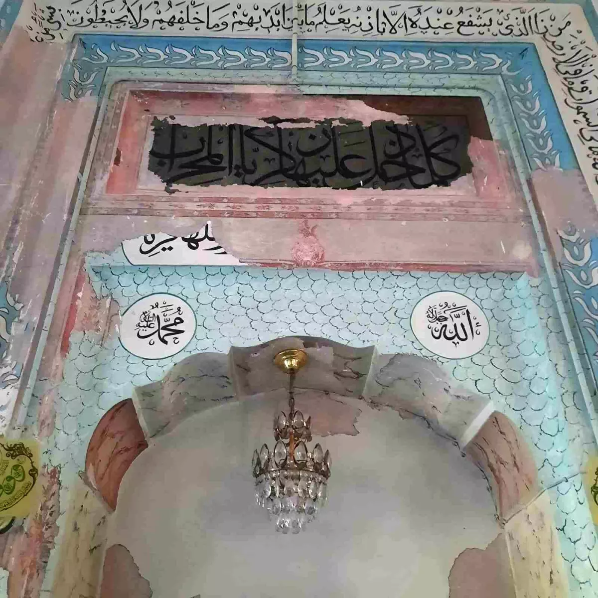 Yeni Bezzaz Camii\'nin Mihrabı Onarım Bekliyor