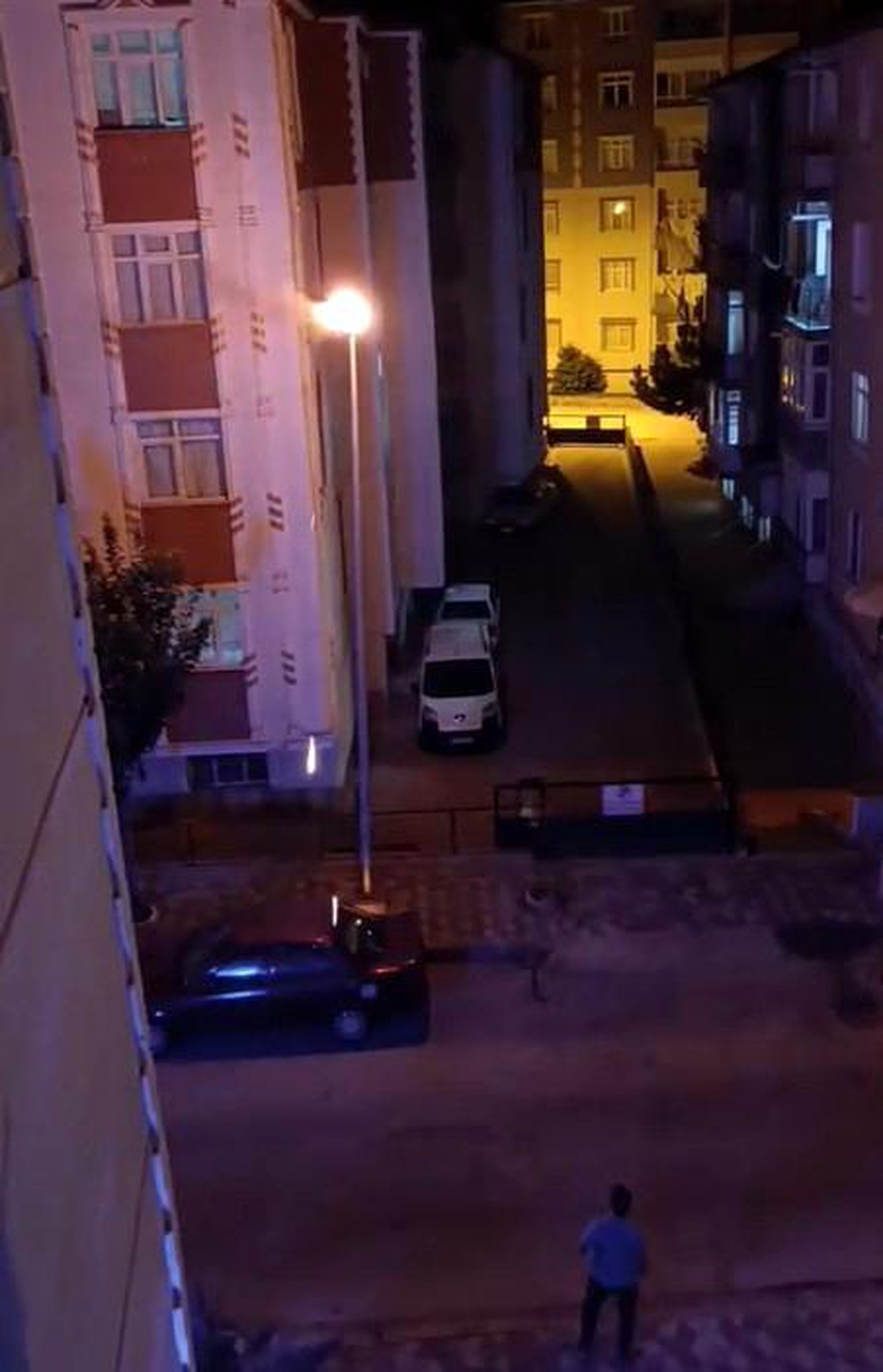 Tokat\'ta Sokak Lambası Patladı, Araç Zarar Gördü
