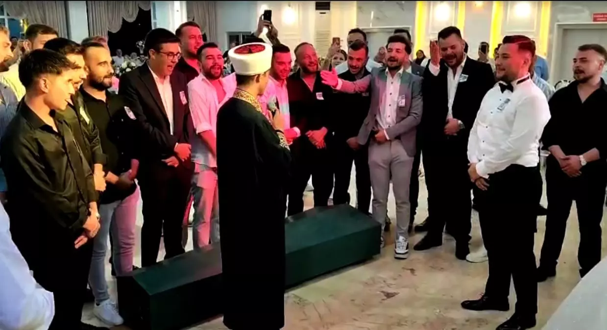 Düğünde Şok Şaka: Arkadaşlar Tabutla Geldi