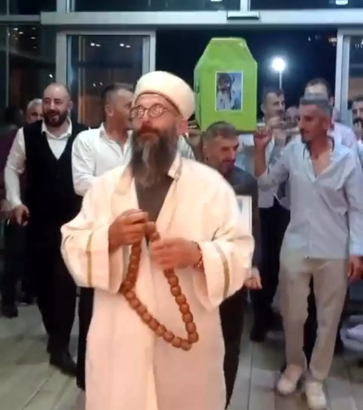 Düğünde Şaka: Tabut Maketiyle Giriş