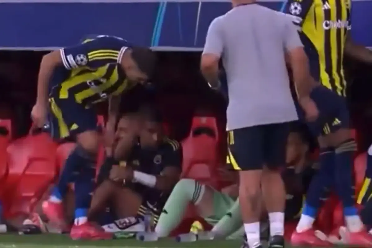 Fenerbahçe yedek kulübesinde yayına yansıyan tartışma