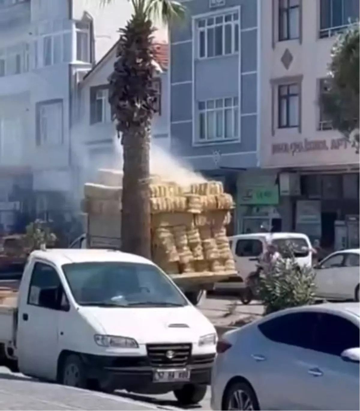 Çatalzeytin\'de Kamyonette Yangın: Sürücü Yaralandı