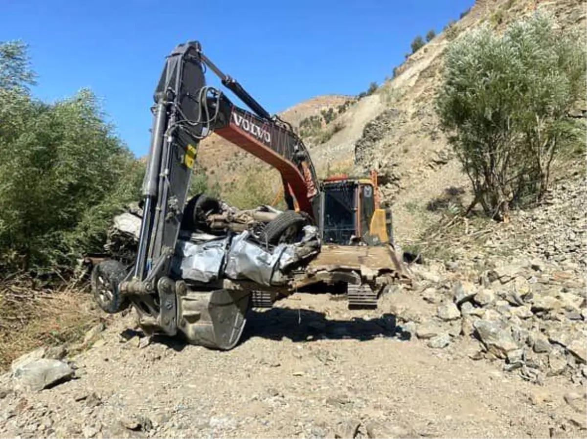Adıyaman\'da Otomobil Şarampole Devrildi