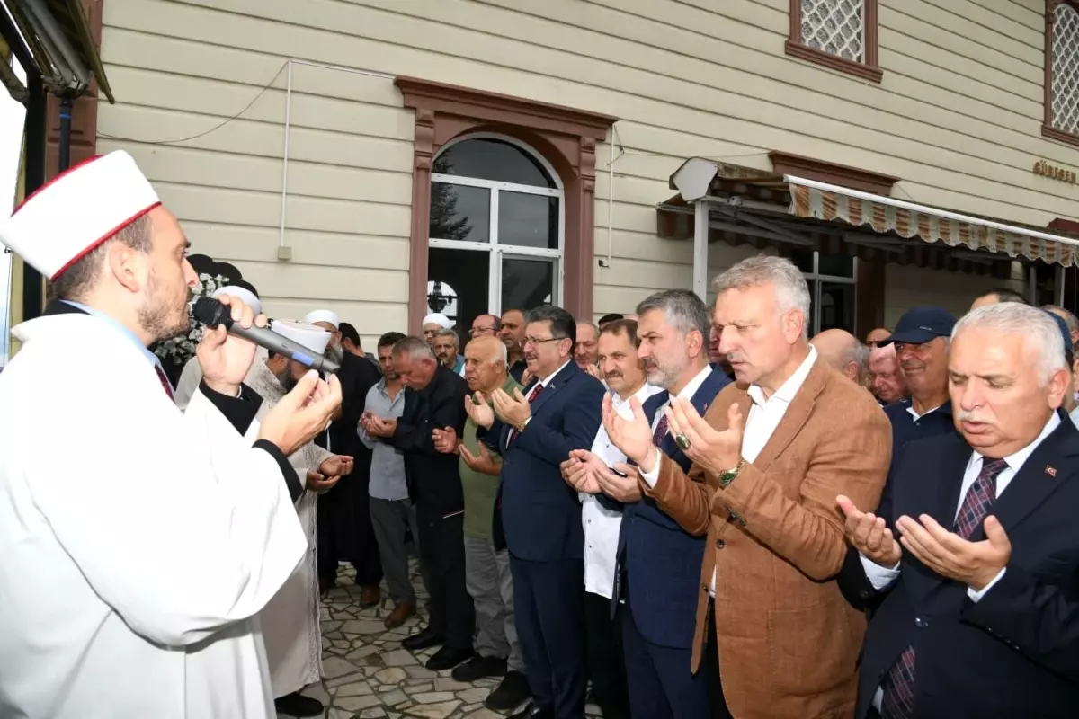 Trabzon\'da Boğularak Hayatını Kaybeden Genç Çocuğun Cenazesi Törenle Uğurlandı