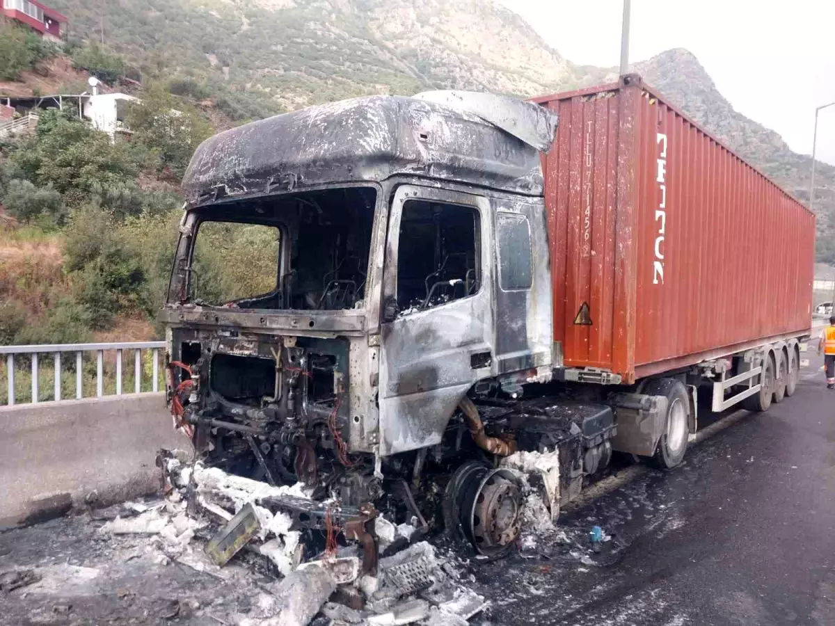 Bahçe\'de Tır Yangını Kontrol Altına Alındı