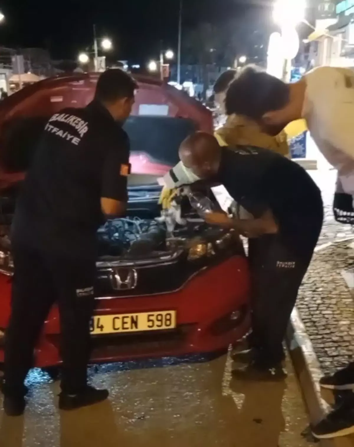 Ayvalık\'ta Yavru Kedi Otomobilin Motorundan Kurtarıldı