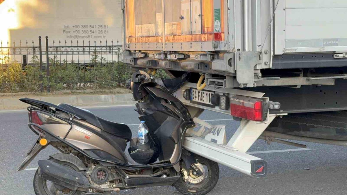 Düzce\'de Motosiklet Tıra Çarptı: Sürücü Hafif Yaralı
