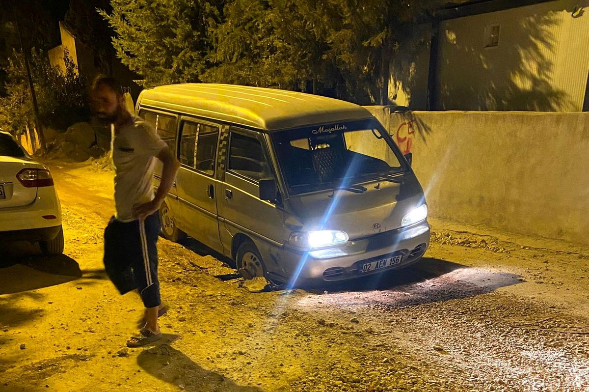 Adıyaman\'da Araç Alt Yapı Çukuruna Saplandı