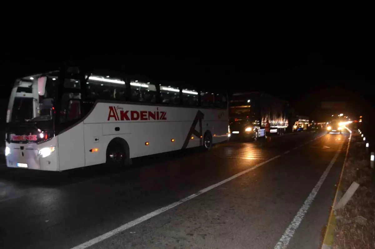 Ayvalık\'ta Zincirleme Kaza: 1 Ölü, 3 Yaralı