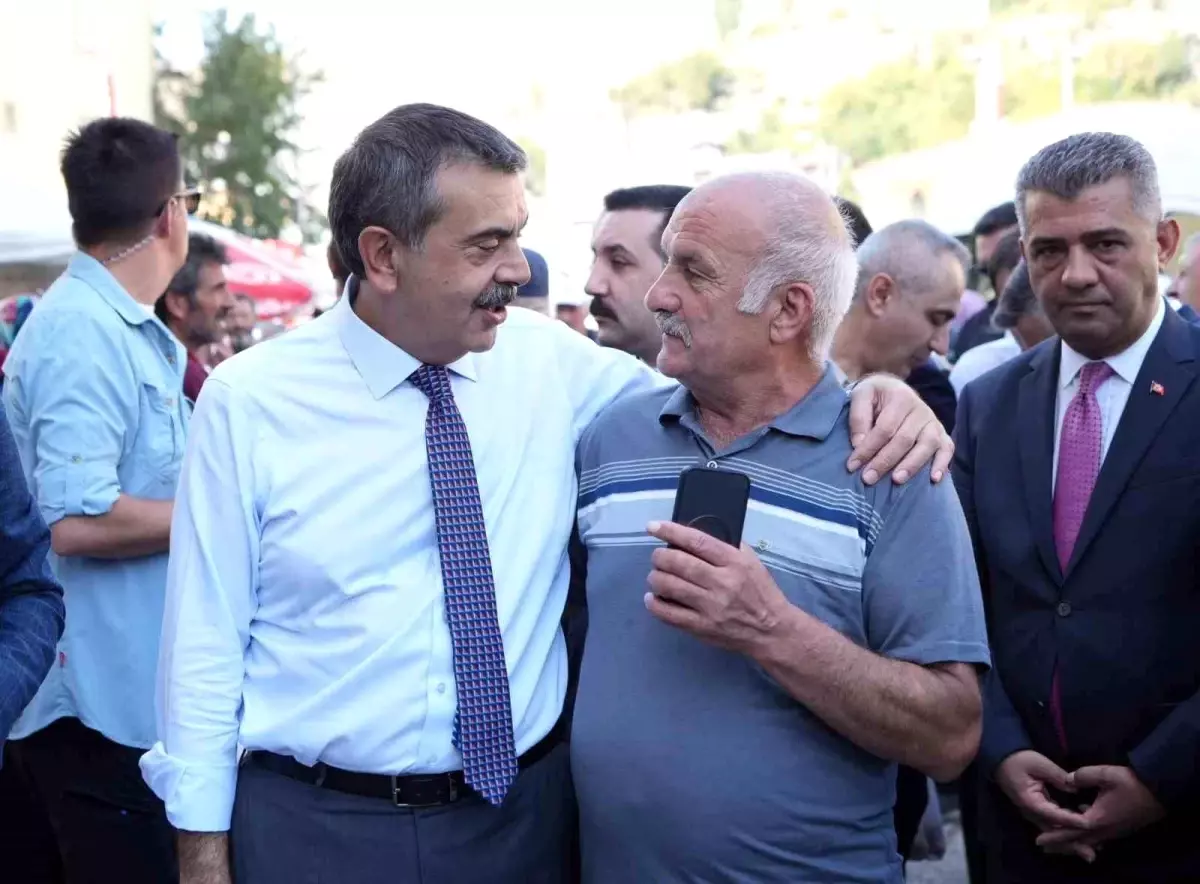 Bakan Tekin, Erzurum\'da Vatandaşlarla Buluştu