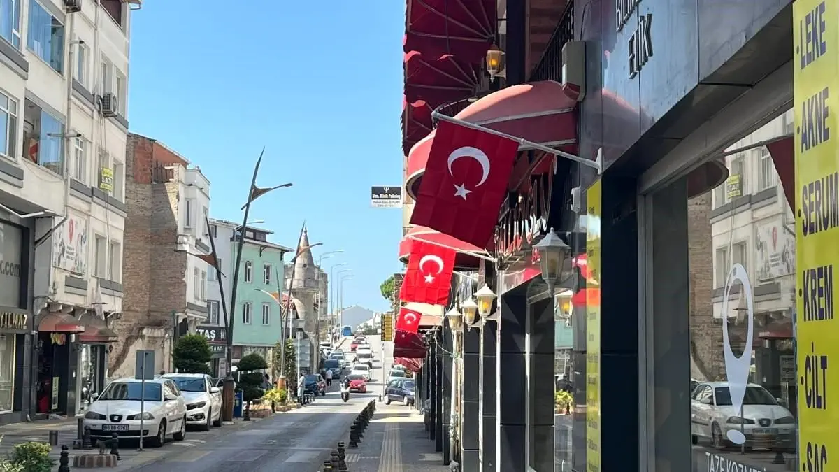 Sinop\'ta Esnafa Türk Bayrağı Hediyesi