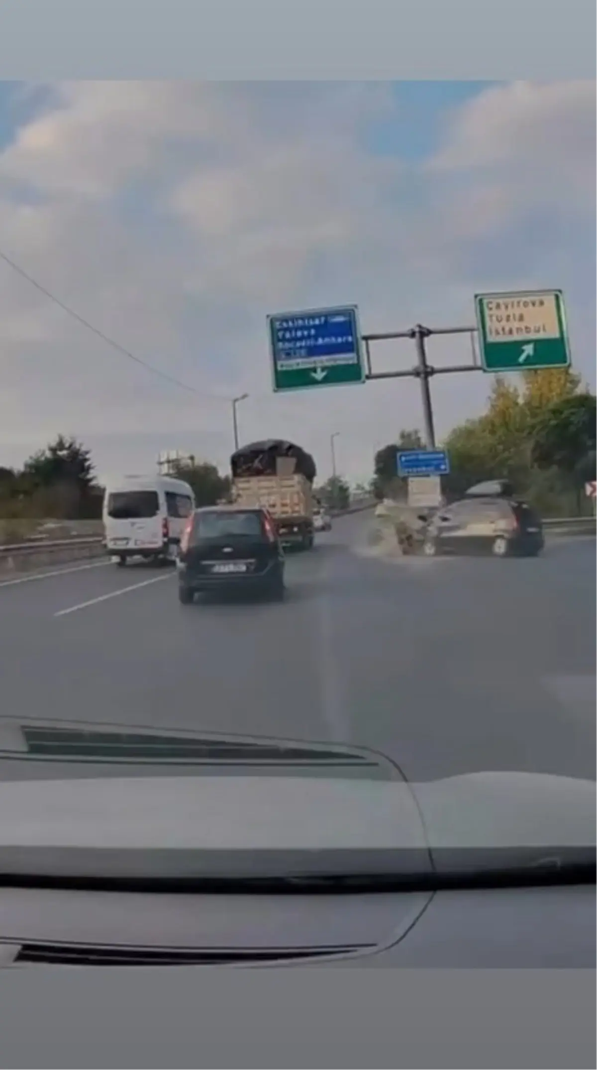 Tuzla\'da Kaza: Otomobil Bariyerlere Çarptı