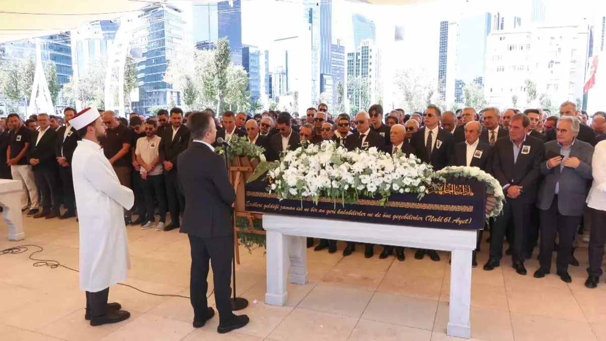 Hasan ve Zeynep Akçakayalıoğlu\'nun kızı Defne\'ye gözyaşlarıyla veda