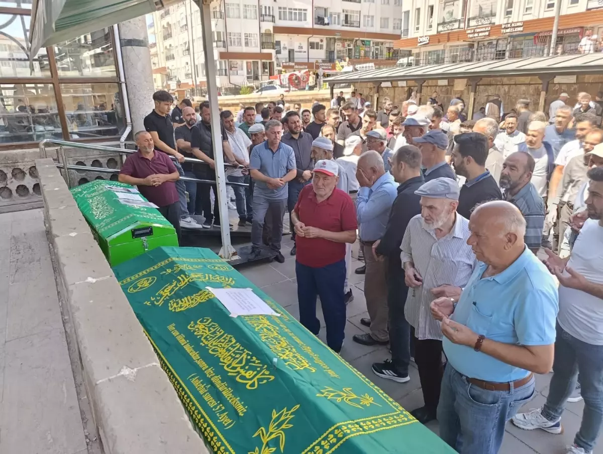 Denizde Boğulan Gençler Yozgat\'ta Defnedildi