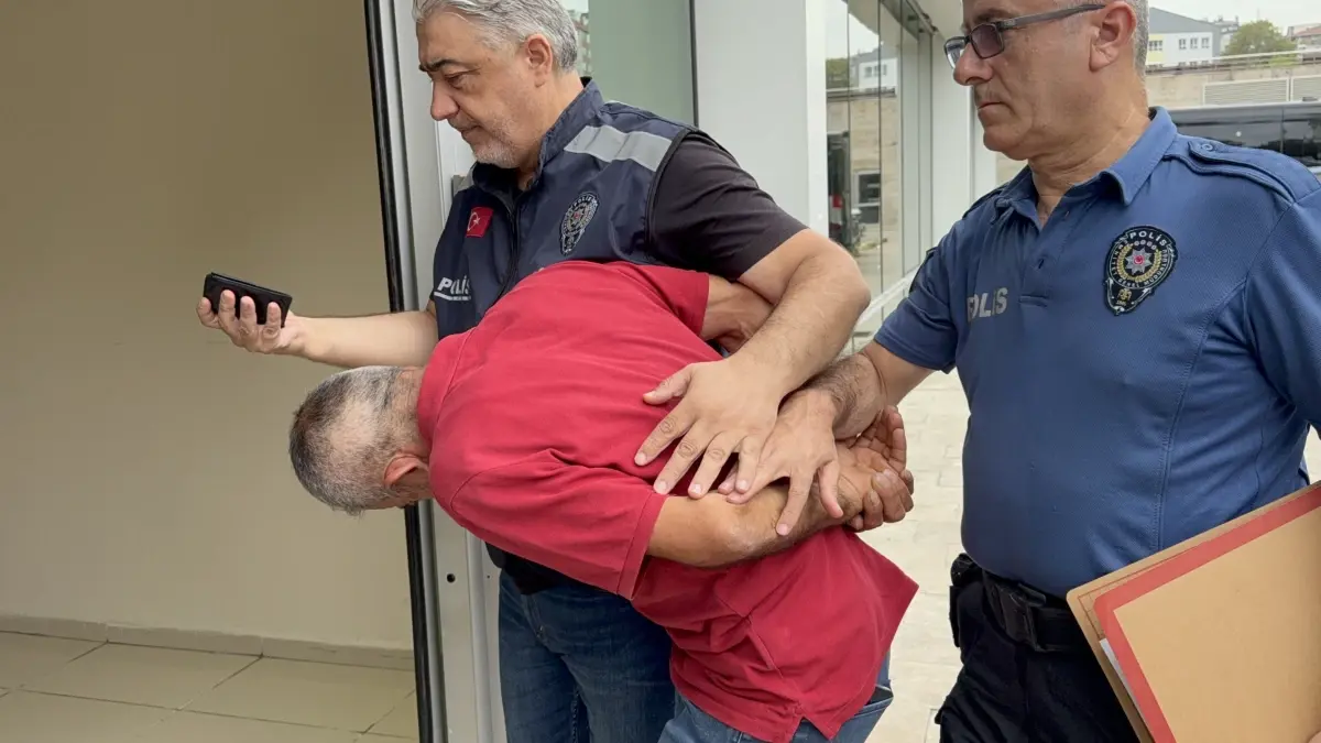 Tramvayda kadınların görüntülerini çeken sapığa linç girişimi