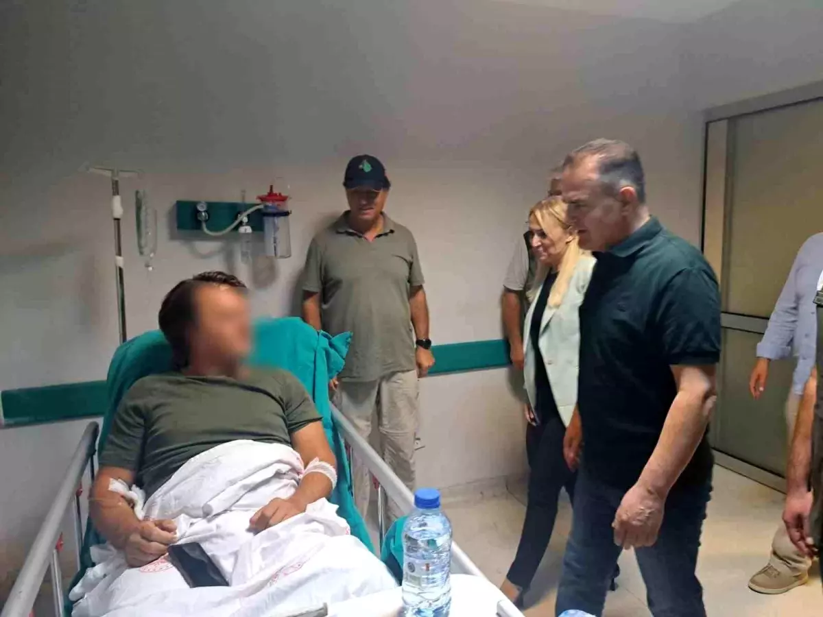 Muğla Valisi, acil iniş yapan pilotu hastanede ziyaret etti