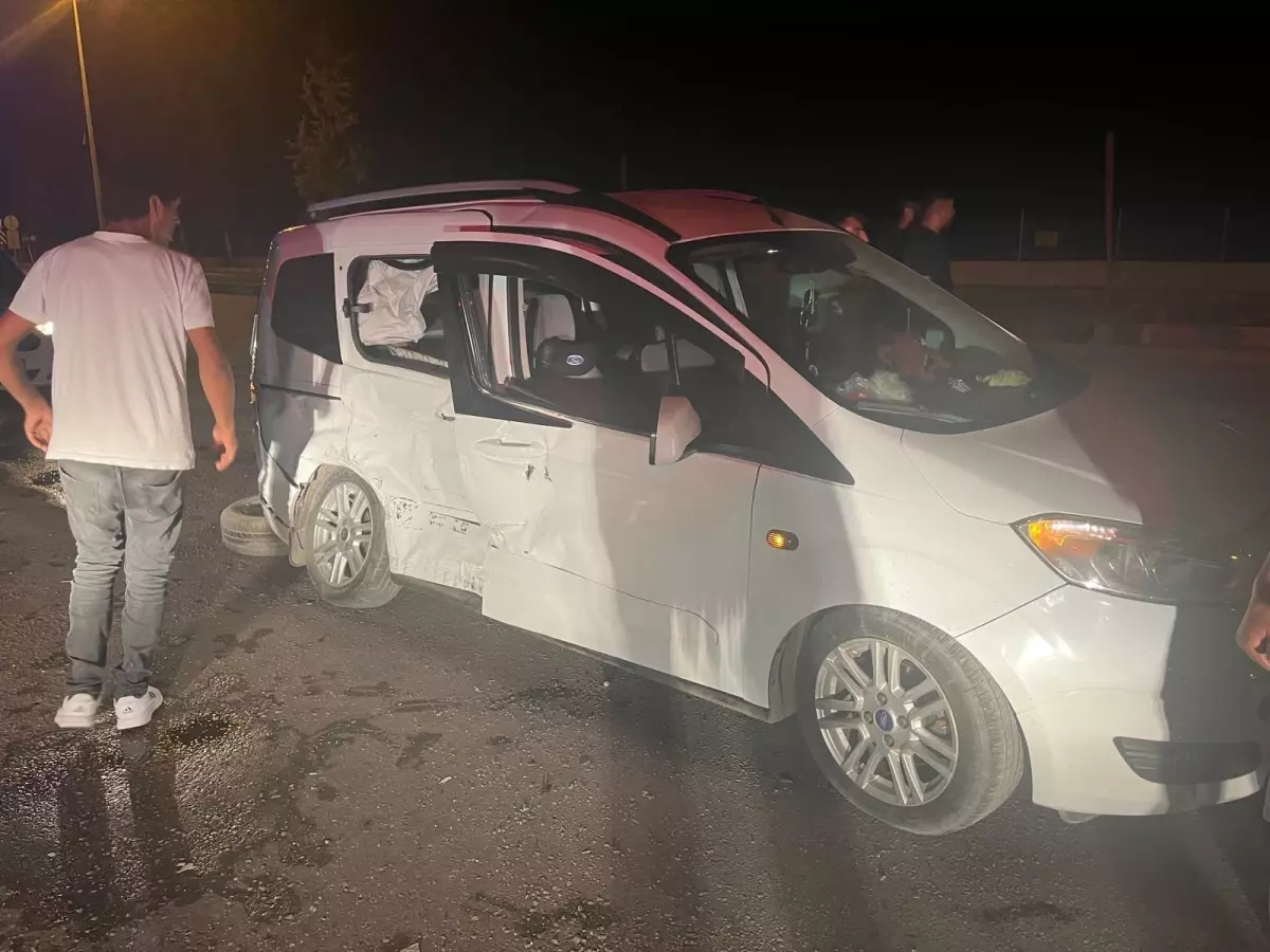Ceyhan\'da Trafik Kazası: 2 Yaralı