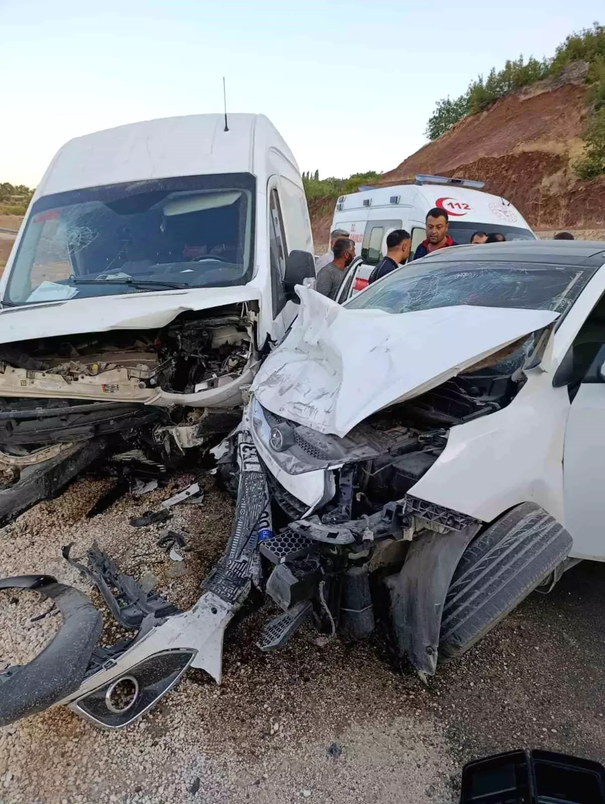 Besni\'de Minibüs ve Otomobil Çarpıştı: 5 Yaralı