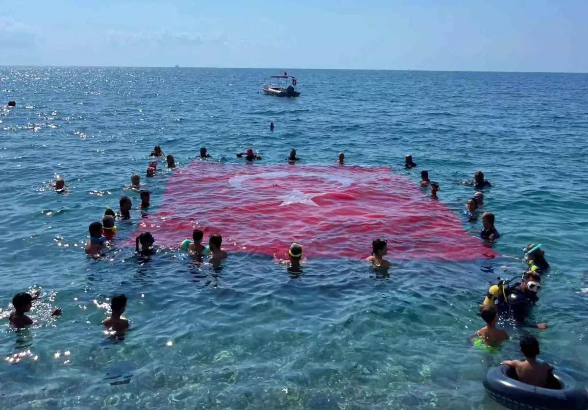 Denizde Dev Türk Bayrağı Açıldı