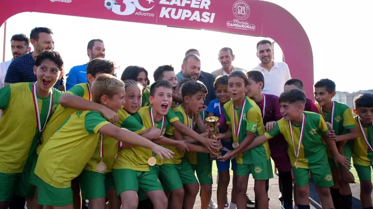 Arnavutköy\'de U-11 Minikler Futbol Şampiyonası Düzenlendi