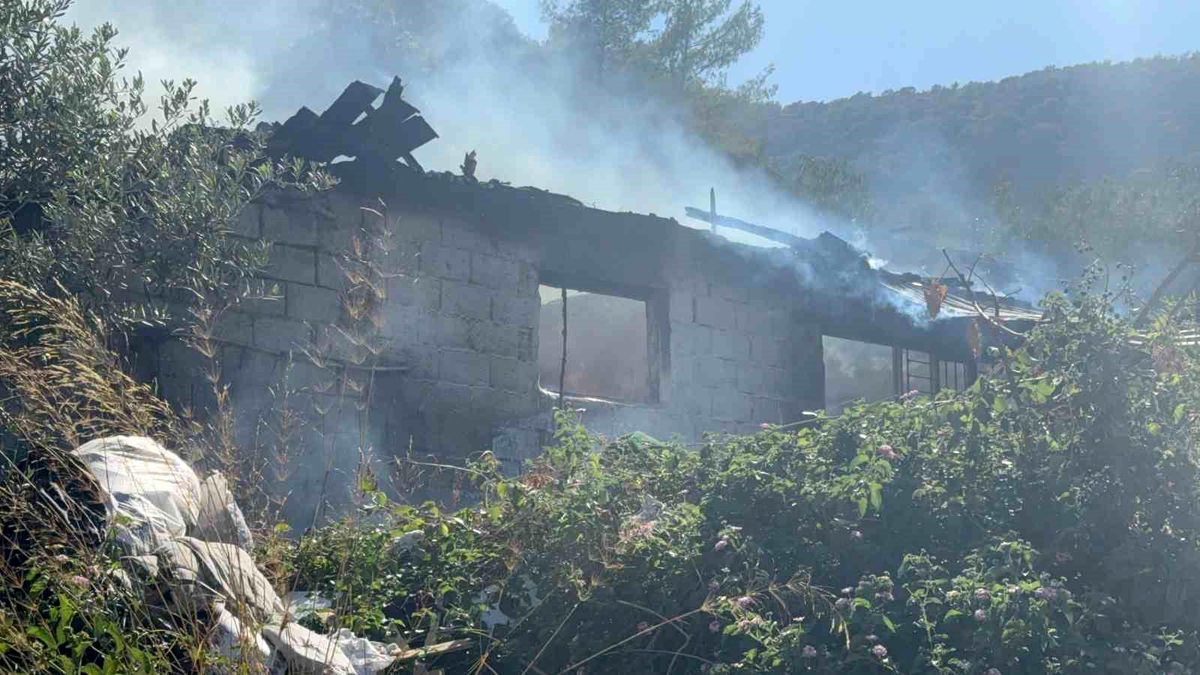 Fethiye\'de Genç, Evi Ateşe Verdi