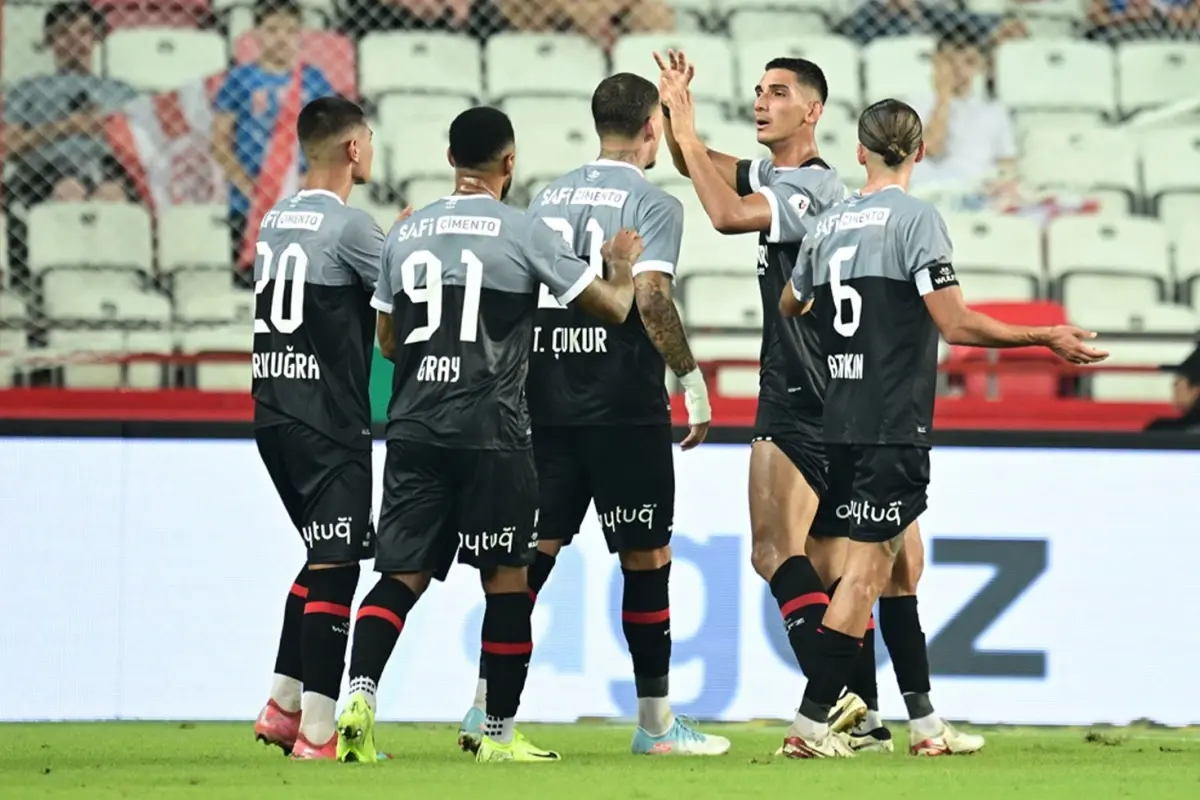 İlk galibiyet geldi! Karagümrük\'ten stadı 90+3\'te sessizliğe büründüren gol