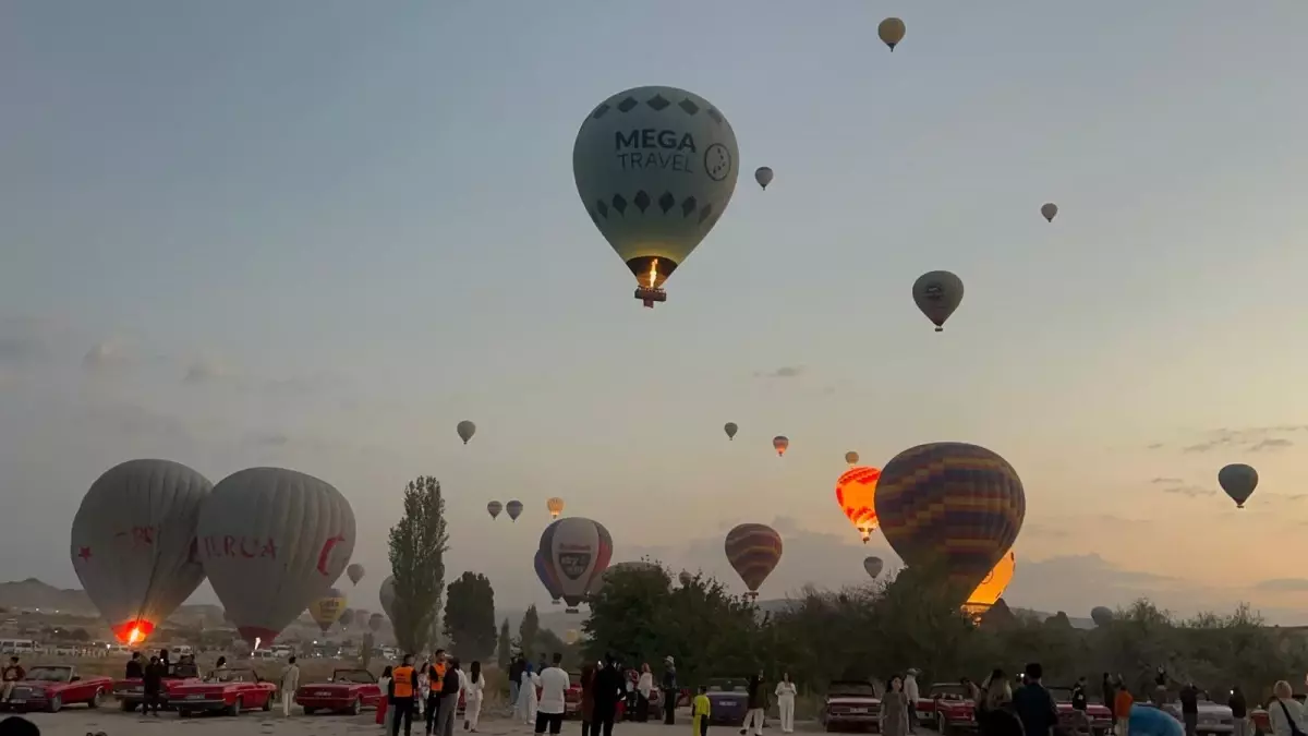 Kapadokya\'da Balonlar Zafer Bayramı İçin Havalandı