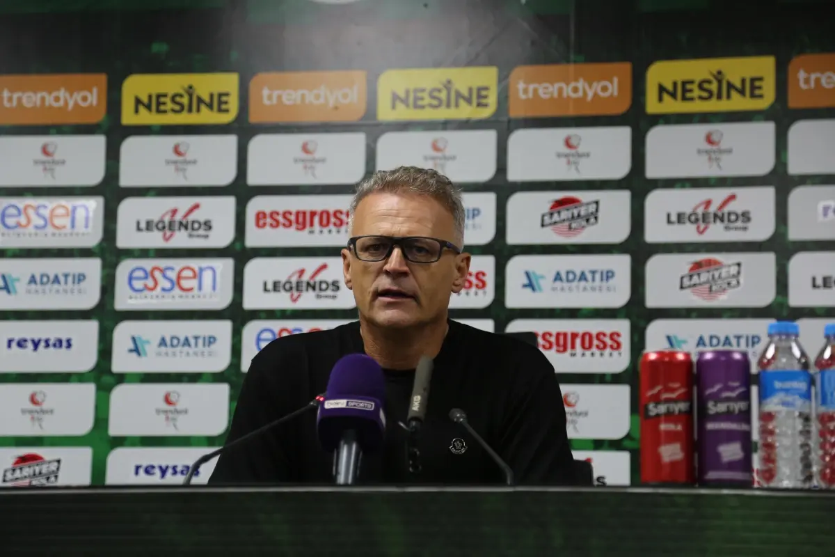 Sakaryaspor\'da Teknik Direktör İrfan Buz ile Yollar Ayrıldı