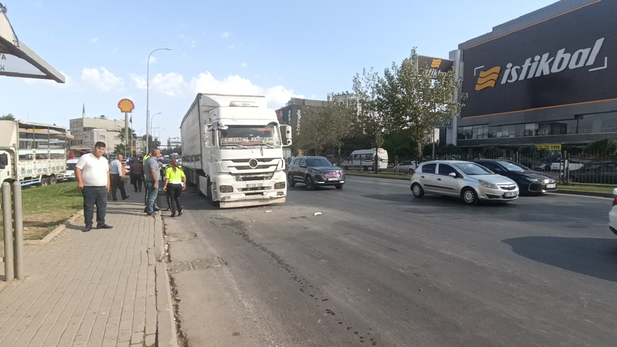 Gaziantep\'te TIR, Otobüse Çarptı: 3 Yaralı