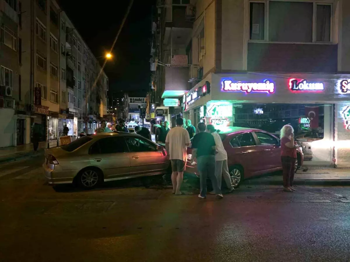 Yalova\'da çarpışan iki otomobil kuruyemiş dükkanına girdi