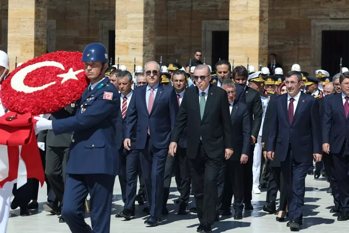 Yine boş geçmediler! İşte Cumhurbaşkanı Erdoğan\'ın Anıtkabir\'e yürüdüğü esnada atılan slogan