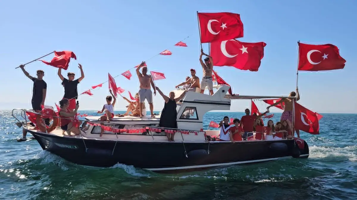 Zafer Bayramı Tekneyle Kutlandı