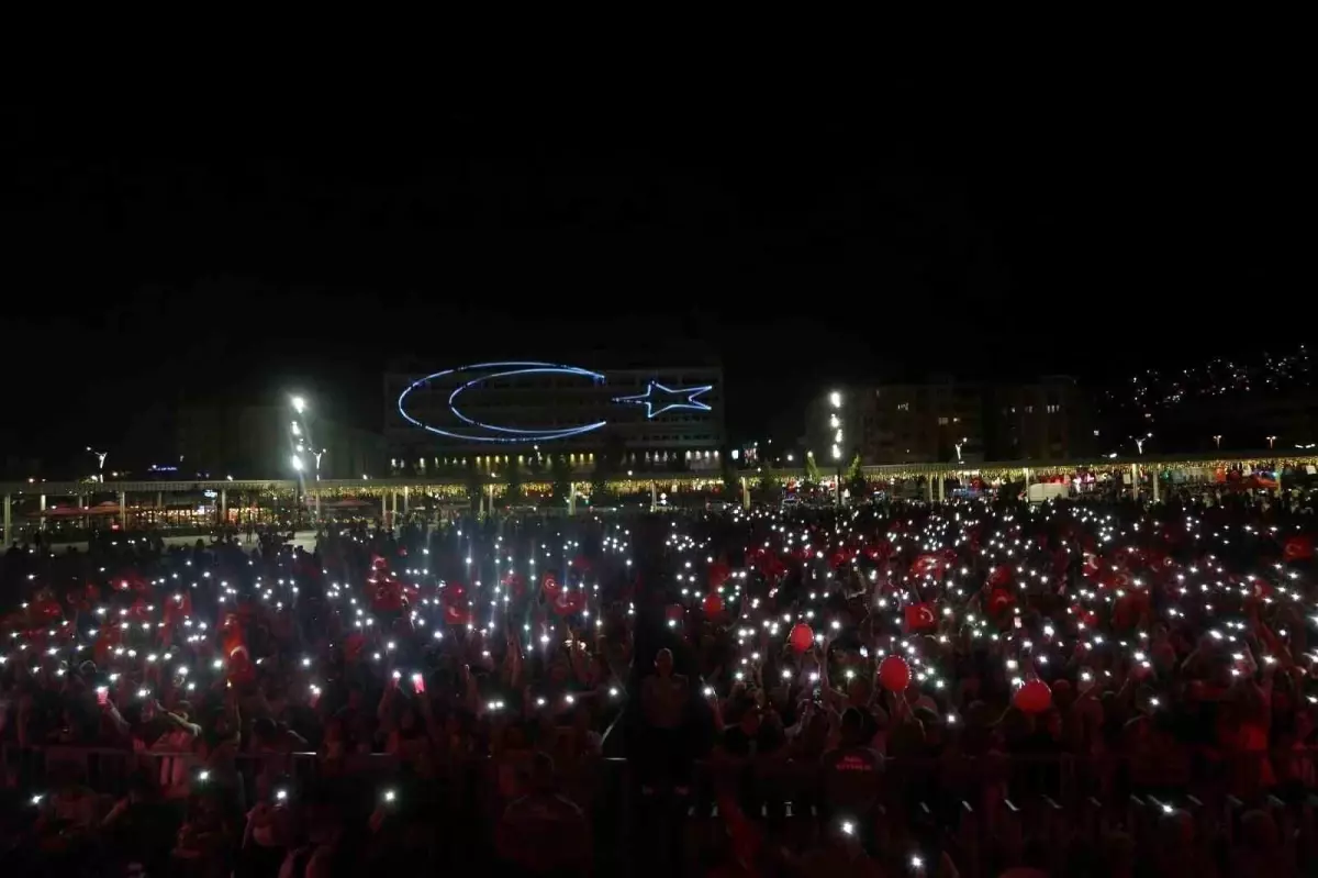 Fettah Can, Kocaeli\'de Zafer Bayramı Coşkusunu Konserle Taçlandırdı