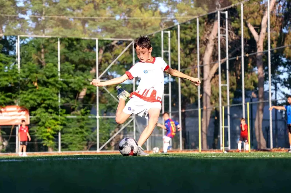 Antalya\'da Ücretsiz Futbol Akademisi Kayıtları Başlıyor