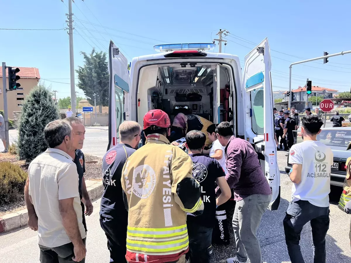 Kula\'da Kavşakta Araç Kazası: Bir Yaralı