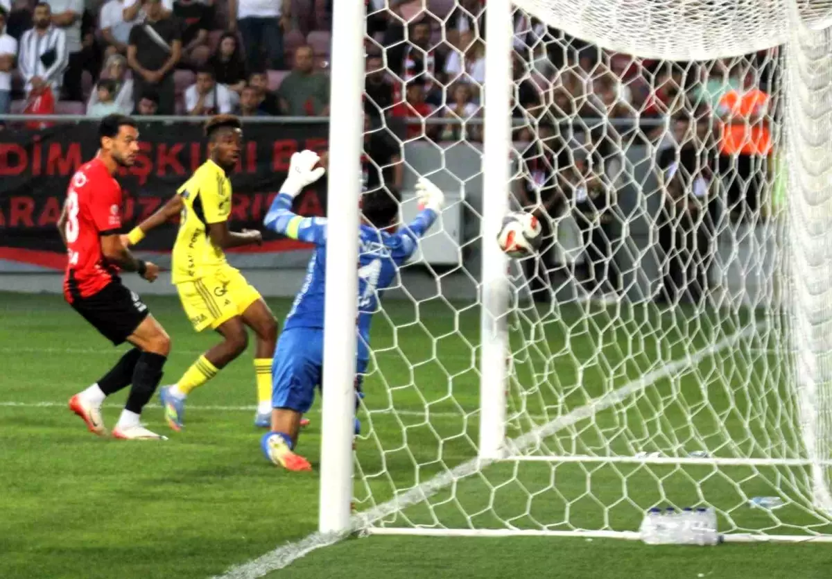 Fenerbahçe, Gençlerbirliği\'ni 3-0 Geçiyor