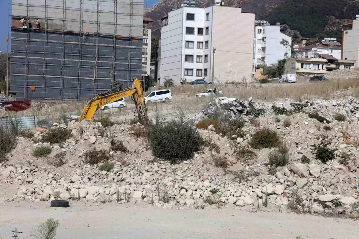 Hatay\'da Yıkım Anında İş Makinesi Kılpayı Kurtuldu