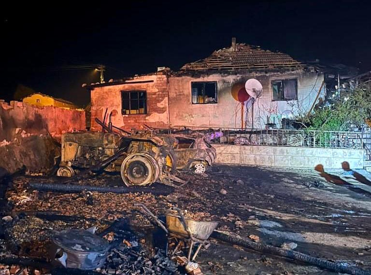 Amasya\'da Garaj Yangını: Otomobil ve Traktör Kullanılamaz Hale Geldi