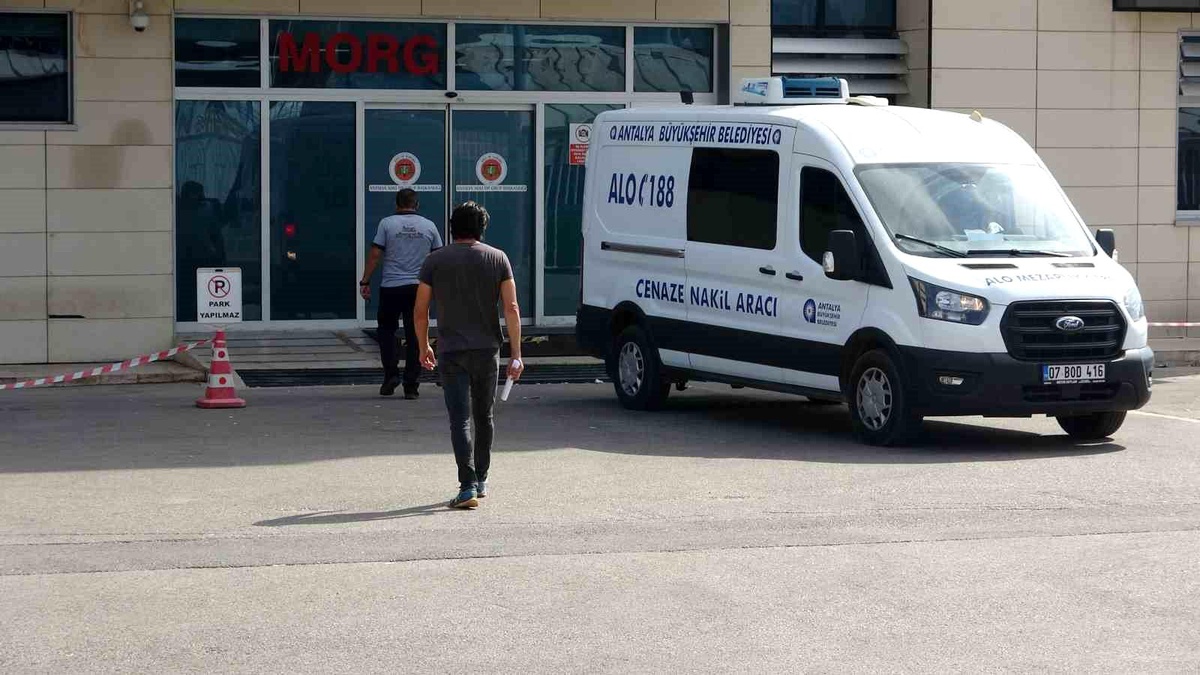 Apartman Çatısından Düşerek Hayatını Kaybetti