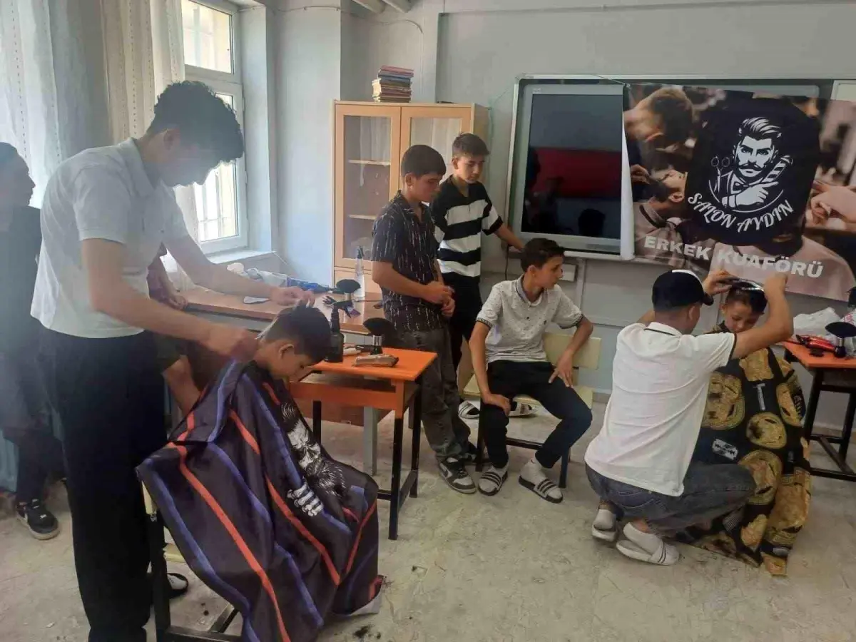 Tomarza\'da Öğrencilere Ücretsiz Tıraş Hizmeti