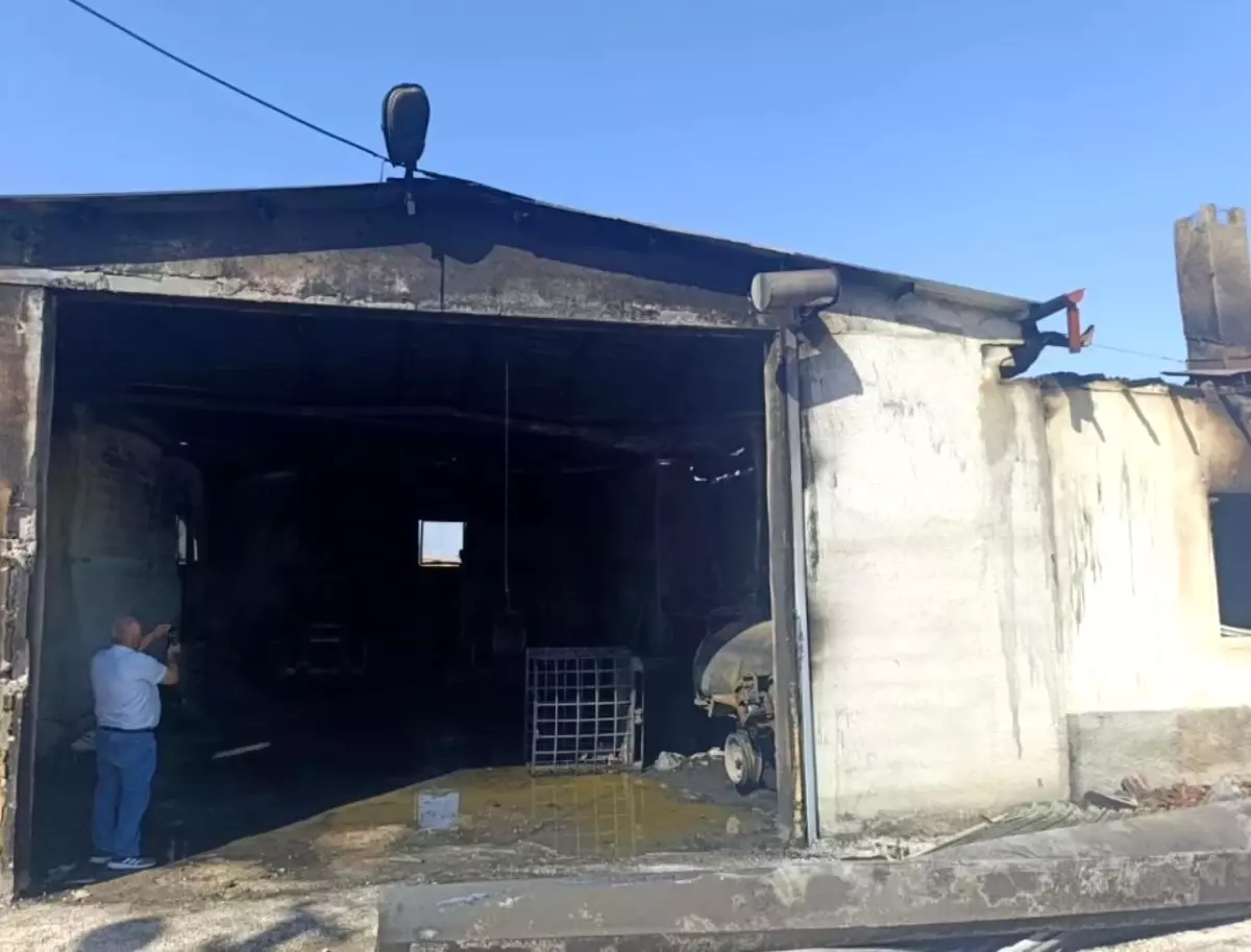 Konya\'da Depo Yangını: 2 Traktör Yanarak Kullanılamaz Hale Geldi