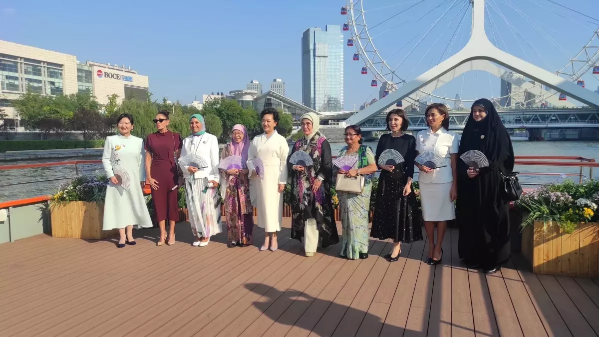 Emine Erdoğan, Çin Devlet Başkanı\'nın eşi Peng Liyuan ile buluştu