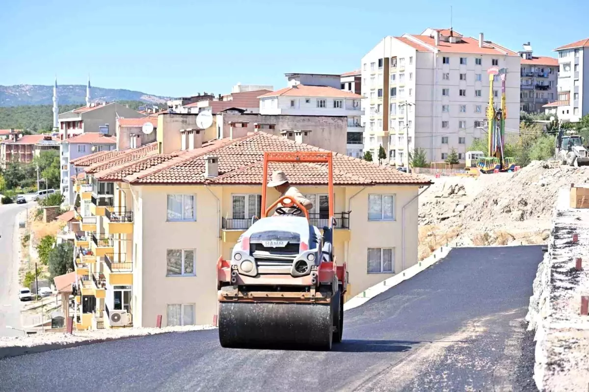 Gördes Pazar Yeri Modernleşiyor: 1500 Ton Sıcak Asfalt Serildi