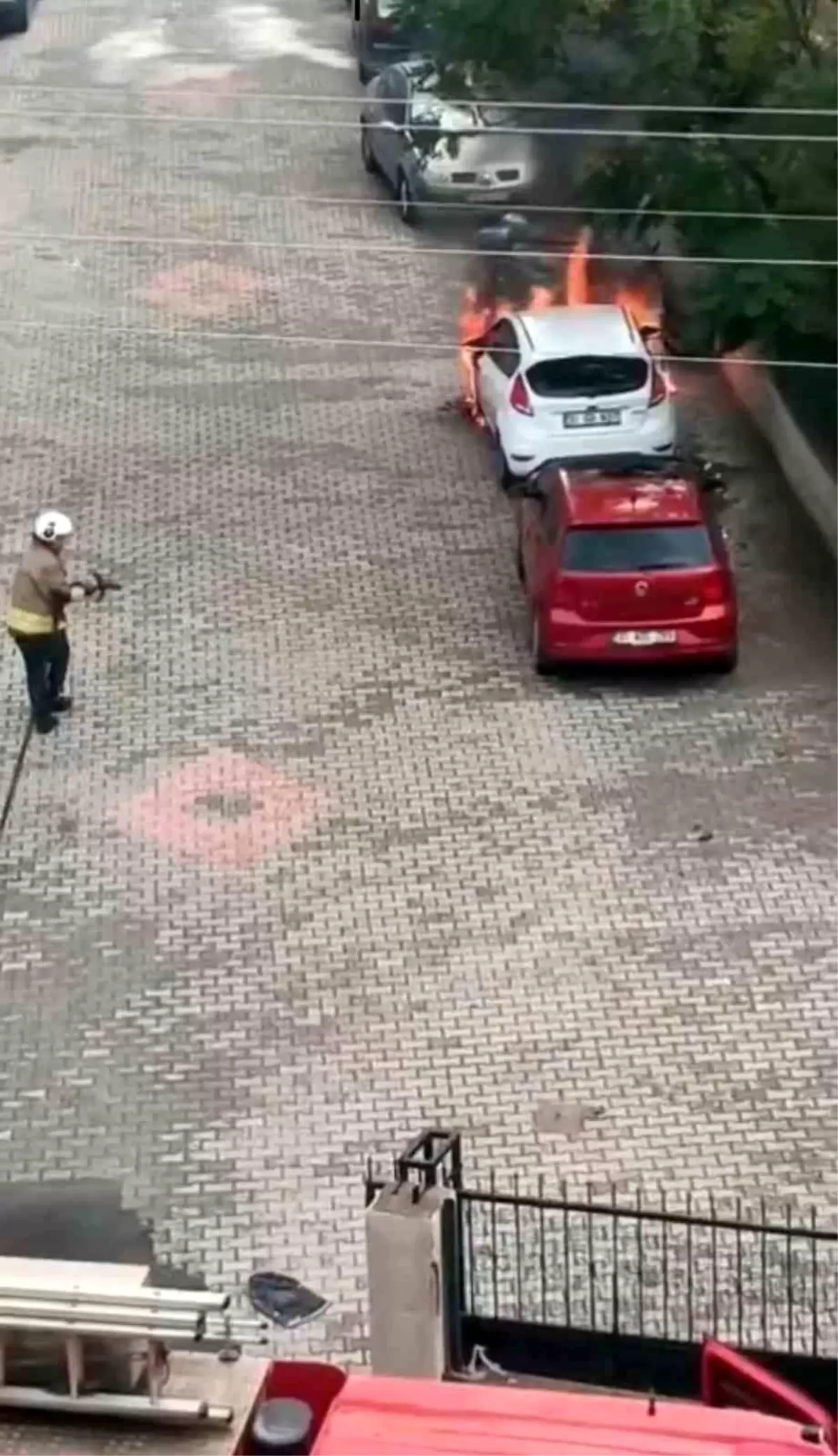 Hatay\'da Park Halindeki Otomobil Alev Aldı