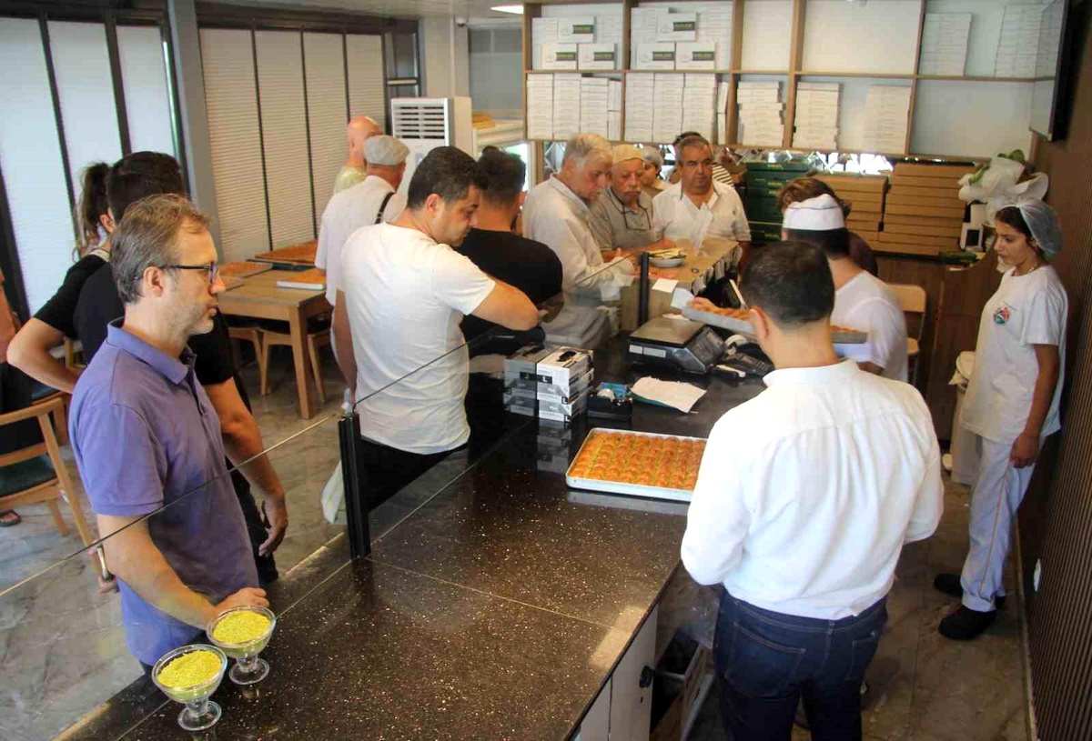 Gaziantep\'te Ucuz Baklava Sırası