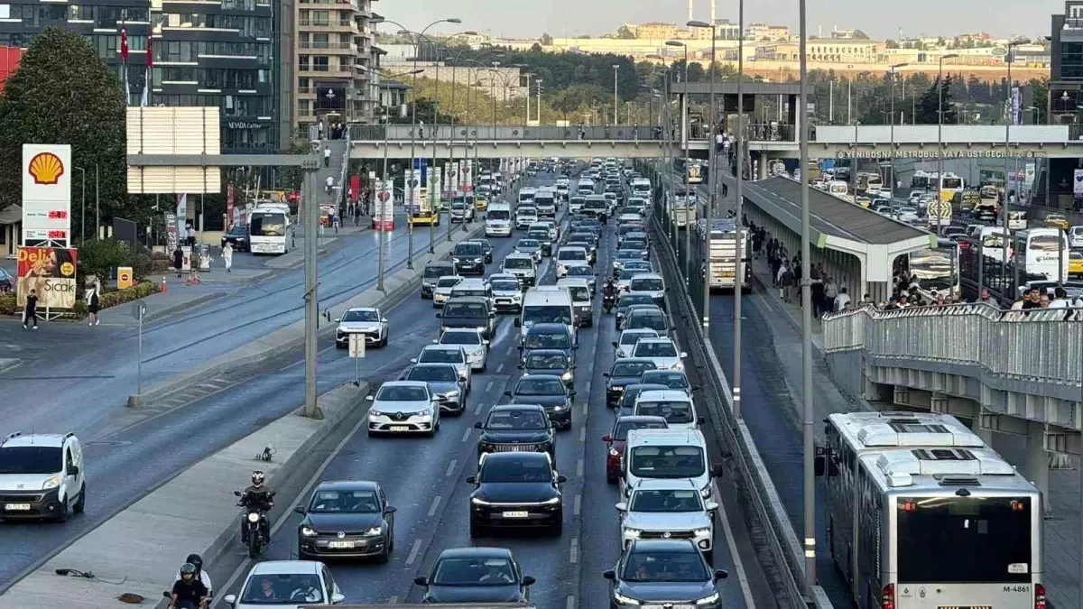 İstanbul\'da Okul Uyum Haftası Trafik Yoğunluğu Yarattı