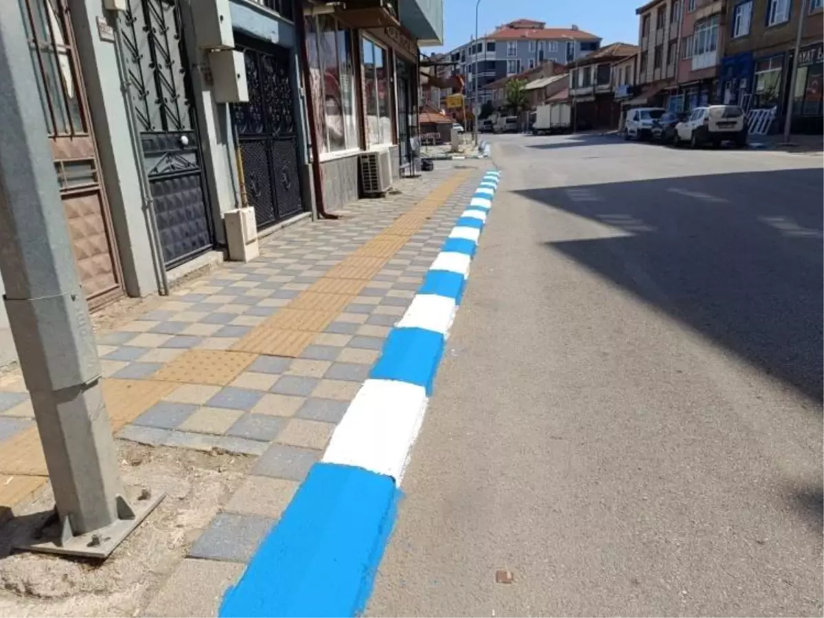 Pazaryeri\'nde Kaldırım Taşları Mavi ve Beyaz Boyandı