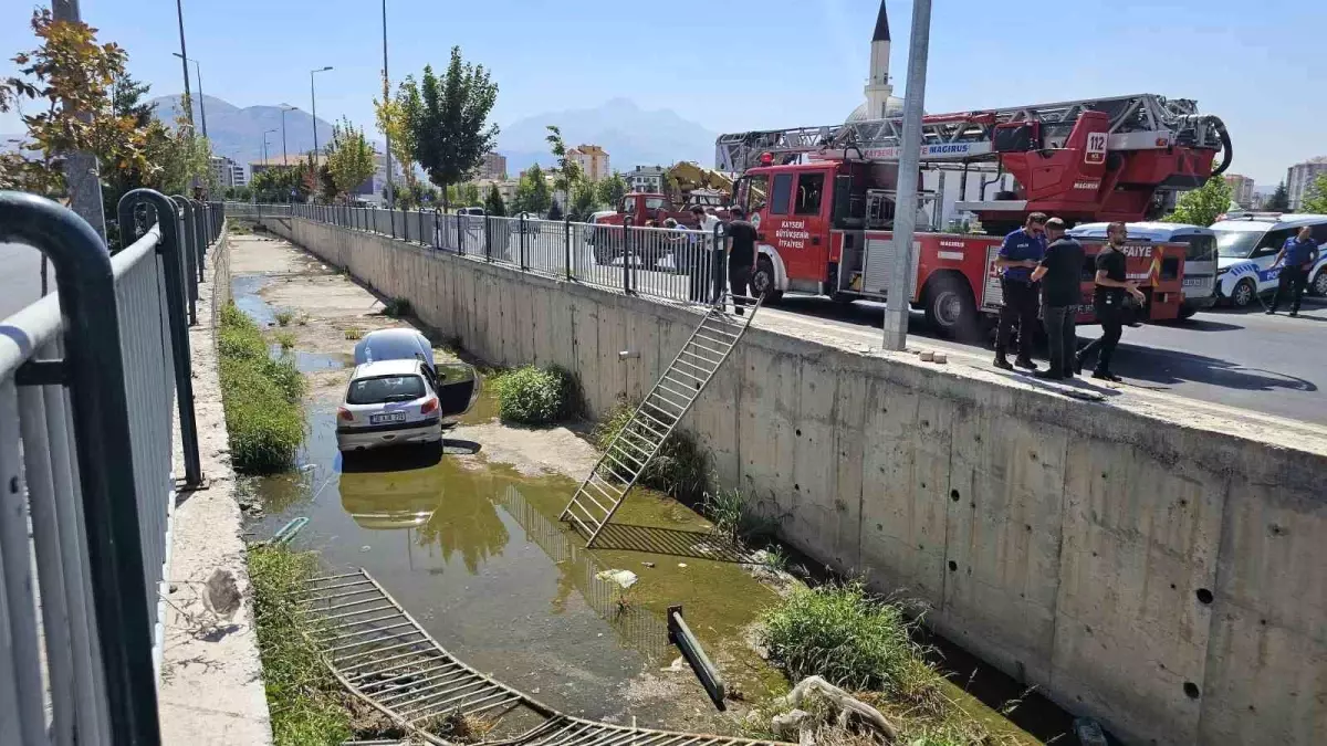 Kayseri\'de Otomobil Sulama Kanalına Düştü