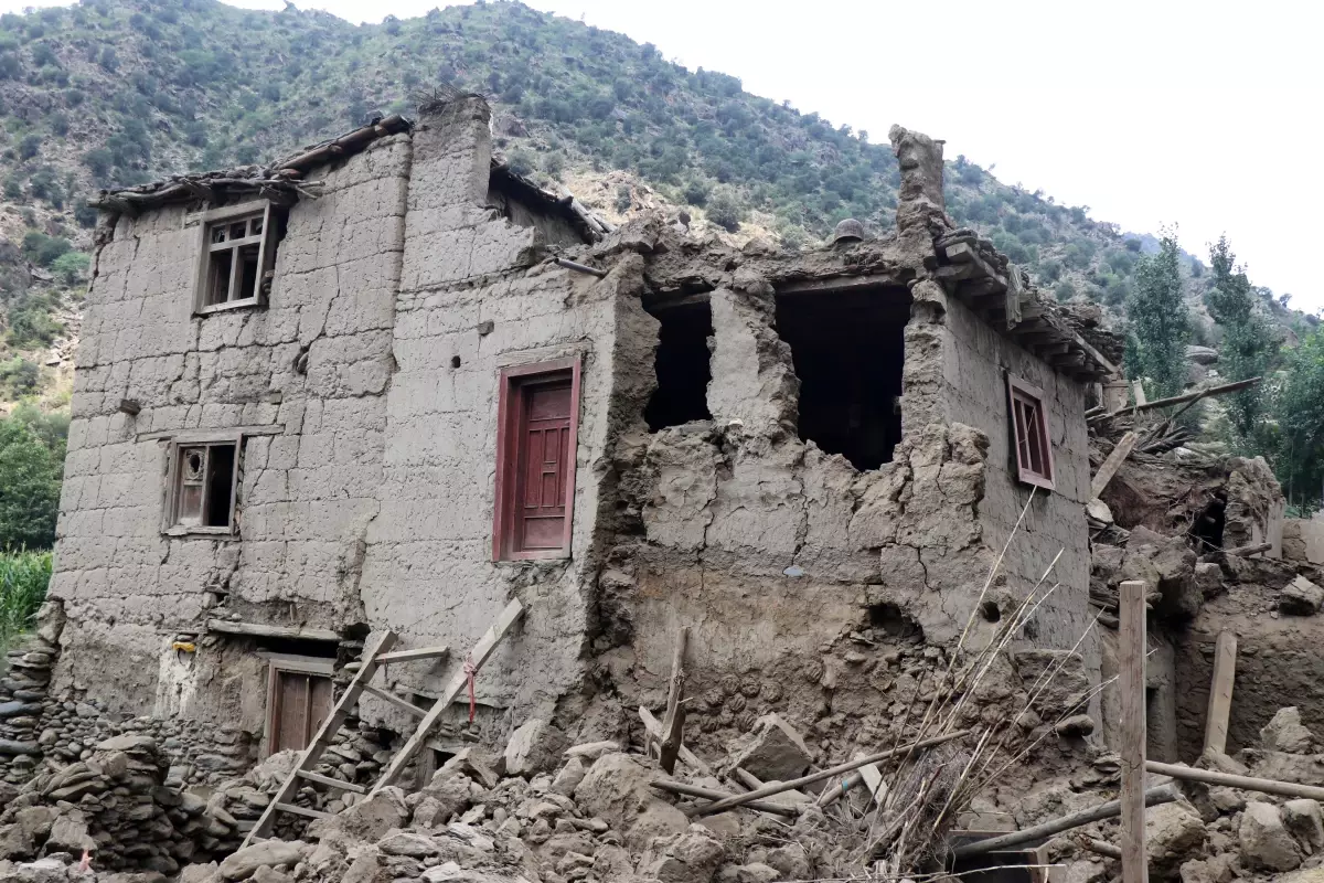 Afganistan\'da Deprem: 812 Ölü, 2817 Yaralı