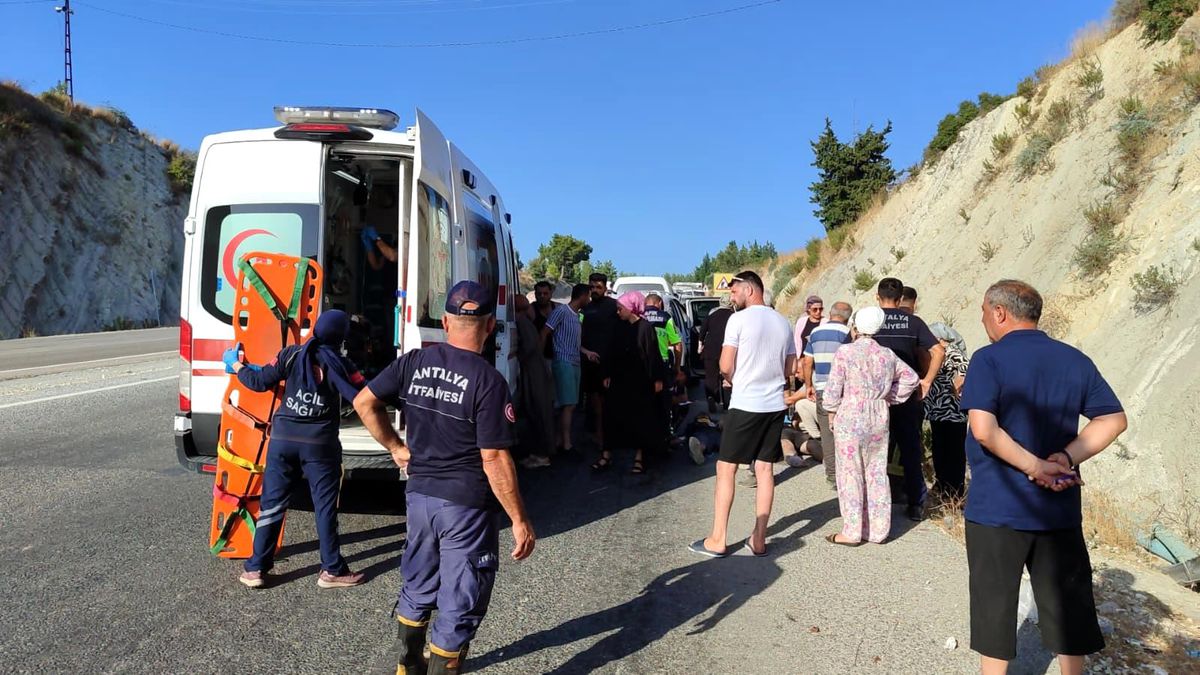 Antalya\'da Şarampole Devrilen Otomobilde 3 Yaralı